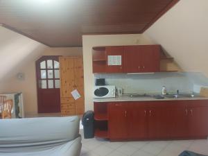A kitchen or kitchenette at Apartman116 Airport