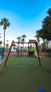 ベナルマデナにあるApartamento en Benalmádena - Colosoの遊び場(滑り台、ブランコ付)