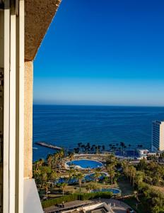 ベナルマデナにあるApartamento en Benalmádena - Colosoのリゾートのバルコニーから海の景色を望めます。