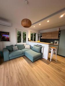 Una sala de estar con un sofá y una cocina. en La casa alle Calandre, en Ventimiglia
