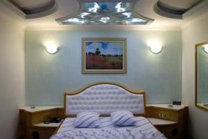 Cama ou camas em um quarto em Omega Palace Hotel
