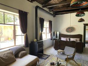 salon z łóżkiem, kanapą i oknami w obiekcie Alyki Heritage Hotel w mieście Alykí