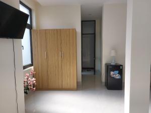 Una televisión o centro de entretenimiento en COM NHA homestay