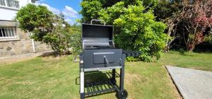 un barbecue su un carrello in un cortile di Galicia 360" a Bergondo