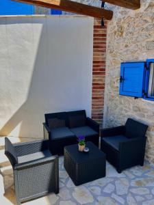 un patio con 2 divani e un tavolo di Villa Granda a Visočane Altre 8 foto