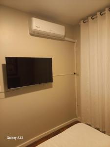 Televisyen dan/atau pusat hiburan di Apartamento Bourbon 111