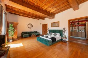 Un pat sau paturi într-o cameră la Appartamento con vista piazza Navona