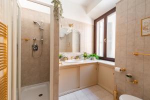 O baie la Appartamento con vista piazza Navona +50 fotografii