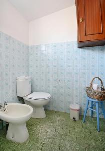 a bathroom with a toilet and a sink at GALIHOST - A Casa de Rosa in Ribadumia