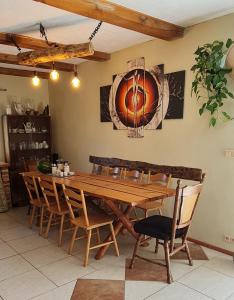 クジェントニクにあるAgroturystyka TWÓJ KĄCIKの木製のテーブルと椅子のあるダイニングルーム