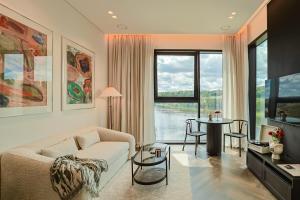 Χώρος καθιστικού στο River home