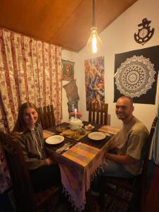 un uomo e una donna seduti a un tavolo di Cozy Heaven a Nuwara Eliya