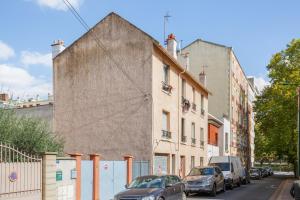un edificio en una calle de la ciudad con coches aparcados en Studio chic aux portes de Paris, en Colombes 5 fotos más
