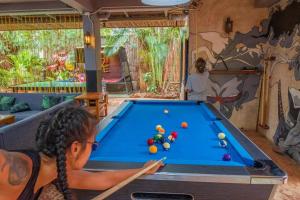 O masă de biliard de la Happy House Backpackers +43 fotografii