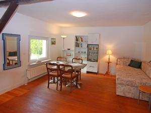 una sala de estar con una mesa y un sofá en Behagliche Ferienwohnung im idyllischen Körchow, en Körchow