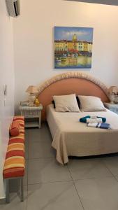 une chambre avec un grand lit avec un tableau au mur dans l'établissement Villa Provençale climatisée avec jardin, piscine, barbecue, sauna, à Mougins 3 autres photos