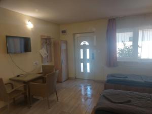 A television and/or entertainment centre at Apartman116 Airport