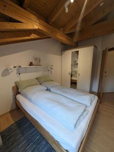 Postel nebo postele na pokoji v ubytování Ferienhaus mit Sauna in Grainau + 16 fotografií