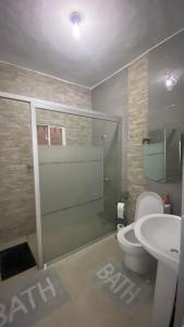 Un baño con ducha, inodoro y lavabo. en La Castillada House, en Santa Cruz de Barahona