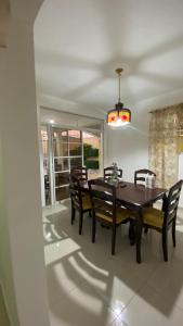 Un comedor con mesa y sillas de madera. en La Castillada House, en Santa Cruz de Barahona