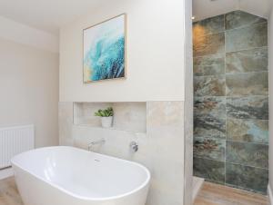 Koupelna v ubytování Highways + 42 fotografií