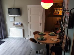 TV a/nebo společenská místnost v ubytování Appartement De Oliekan Medium + 34 fotografií