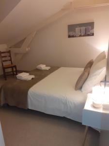 En eller flere senge i et værelse på Appartement climatisé