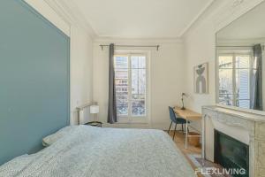 ein Schlafzimmer mit Bett, Schreibtisch und Fernseher in der Unterkunft Flexliving - room - Felix Faure in Paris