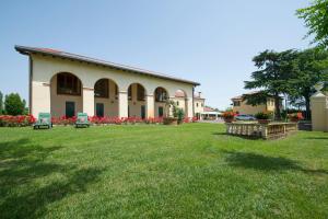 a building with a large yard with grass and flowers at Hotel Venice Resort Airport in Tessera