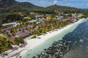 una vista aérea de un resort en una playa en La Digue Island Lodge, en La Digue