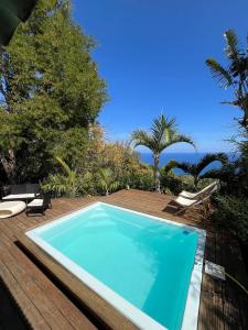 Hồ bơi trong/gần Cottage chaleureux avec vue mer et piscine
