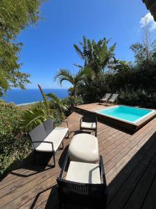 Bazén v ubytování Cottage chaleureux avec vue mer et piscine nebo v jeho okolí
