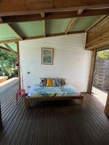 Balkón nebo terasa v ubytování Cottage chaleureux avec vue mer et piscine