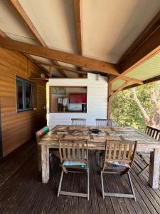 Nhà bếp/bếp nhỏ tại Cottage chaleureux avec vue mer et piscine