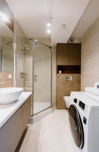 a bathroom with a washing machine and a sink at APARTAMENTY ARTE LUBLIN Studio Unia Art Residence 39 - faktura VAT in Lublin
