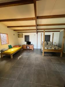 Giường trong phòng chung tại Cottage chaleureux avec vue mer et piscine