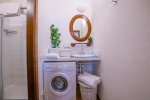 a bathroom with a washing machine and a sink at Residenze Giulietta Capuleti 1 in Verona