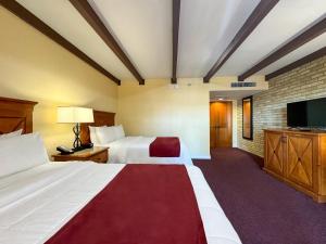 Postel nebo postele na pokoji v ubytování La Posada Hotel