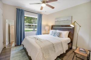 ゲインズビルにある2 Miles to UF & DT - Pergola Fire Pit Game Roomのベッドルーム1室(天井ファン、窓付)