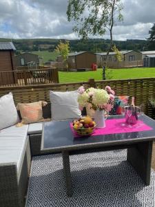 Balkón nebo terasa v ubytování 16 Lake View, Pendle View Holiday Park, Clitheroe