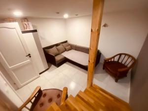 an overhead view of a living room with a couch at Poilsis Nidoje -LA ISLA DE NIDA- Su terasa in Nida