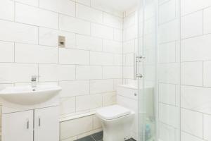 イプスウィッチにあるBudget 1 Bed Top Floor Apartment in Ipswichのトイレと洗面台を備えた白いバスルーム