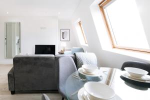 イプスウィッチにあるBudget 1 Bed Top Floor Apartment in Ipswichのソファとガラスのテーブルのあるリビングルーム
