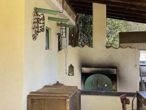 un bâtiment avec une cheminée dans le coin d'une pièce dans l'établissement Alyki Heritage Hotel - Αλυκή Τουριστικές Επιχειρήσεις ΙΚΕ, à Alykí