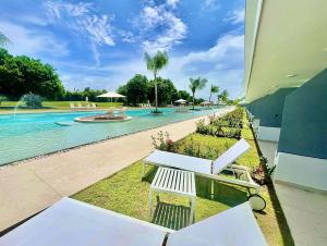 Bazén v ubytování Spectacular ground floor with direct access to the infinity pool and views of the golf course-G115 Star nebo v jeho okolí