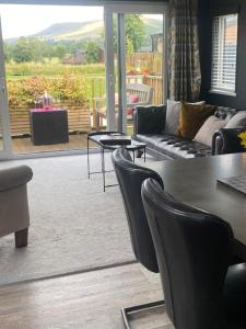 Posezení v ubytování 16 Lake View, Pendle View Holiday Park, Clitheroe