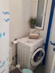 Bilik mandi di Jenny's Sea View House