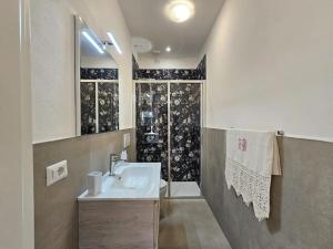 un baño con lavabo y ducha en Raggio di sole, oasi di felicità, en Monsagrati 45 fotos más