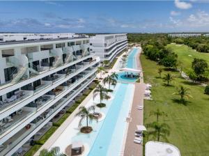 Bazén v ubytování Spectacular ground floor with direct access to the infinity pool and views of the golf course-G115 Star nebo v jeho okolí