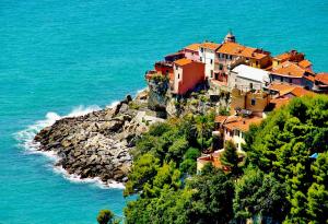 a group of houses on a hill next to the ocean at Gambero Nero in Tellaro +24 photos